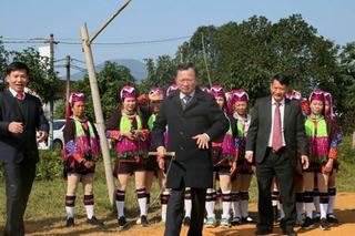 Chủ tịch Quảng Ninh chúc Tết, chơi đánh quay cùng bà con vùng biên giới