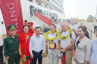 Gần 900 du khách vừa cập bến Hạ Long, Quảng Ninh cán mốc đón 3 triệu lượt khách quốc tế