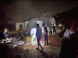 Nổ tung nóc nhà một gia đình ở Bắc Giang