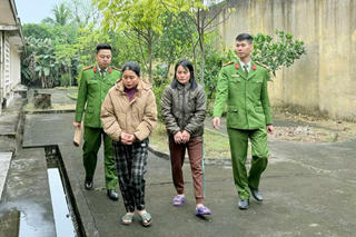 Khởi tố 2 chị em vận chuyển trái phép tiền tệ số lượng lớn qua biên giới 