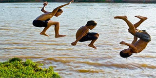 Xuống ao rửa chân, 3 học sinh bị chết đuối