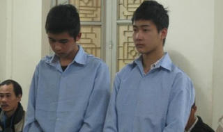 Lòng khoan dung của anh bán bóng bay dạo bị đập búa vào đầu