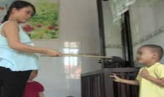 Làm mất 1.000 đồng, bé lớp 2 bị mẹ kế đánh dã man