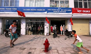Biển hiệu nhân bản vô tính đường Lê Trọng Tấn “bức tử ” thương hiệu?
