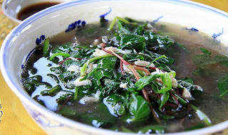 Giữa 'chảo lửa' Hà Nội thương vị canh suông rau tập tàng quê