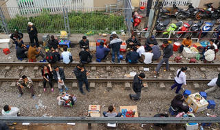 Đùa với “tử thần” trước cổng Bệnh viện Bạch Mai