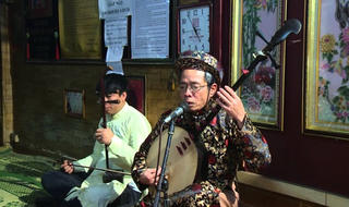 Người cung văn 'đang làm nô lệ' cho đồng tiền?