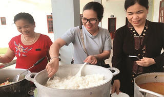 'Bữa trưa vui vẻ' trước cổng bệnh viện ở Kỳ Anh