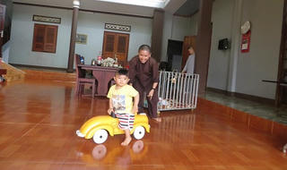 Vườn trẻ trong sân chùa