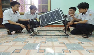Nhóm học sinh giành giải đặc biệt sáng tạo toàn quốc lần thứ XII