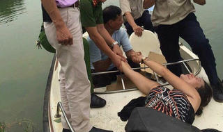 Bàn giao nữ du khách người nước ngoài bơi ra Tháp Rùa