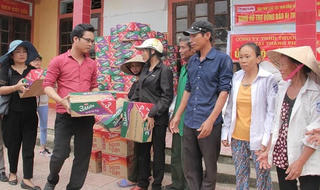Báo PLVN tiếp tục  cứu trợ vùng rốn lũ  Hương Khê 