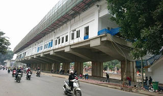 Người đàn ông bị rơi từ nhà ga đường sắt trên cao xuống đường