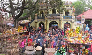 Người đi lễ hội đang đặt nặng chữ 'Lộc'