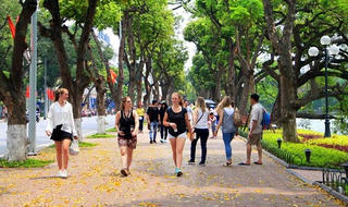 'Đừng nên để tên các vị danh nhân dưới… gót giày'