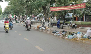 Thị xã Sơn Tây cả tuần ngập trong rác thải