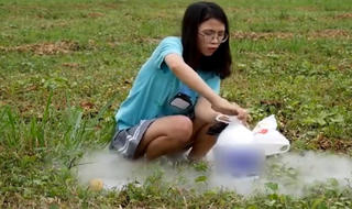 Hot girl 'đầu độc' trẻ bằng trò lố trên mạng xã hội