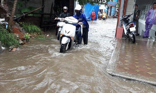 Người xe 'dò dẫm, bì bõm' trên đường phố Hà Nội sau mưa lớn