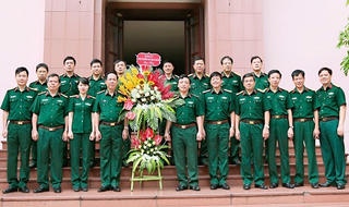 Làm báo huấn luyện bộ đội