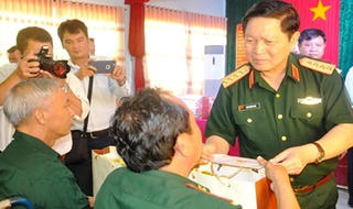 Đại tướng Ngô Xuân Lịch tặng quà thương, bệnh binh tỉnh Bà Rịa - Vũng Tàu