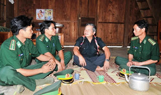 'Ăn rừng, ngủ núi' bảo vệ rừng ươi