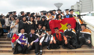 Bỏ tiền tỉ cho con đi du học: Không nên xác định đó là khoản đầu tư sẽ thu về