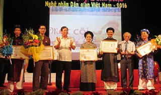 'Tuýt còi' hoạt động tôn vinh nghệ nhân 'hữu danh vô thực'