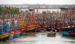 Mong lối về an toàn cho ngư dân trong mùa mưa bão 
