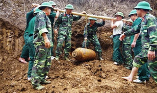 Rà phá bom mìn, hồi sinh những vùng đất 'chết' ở Hà Nam