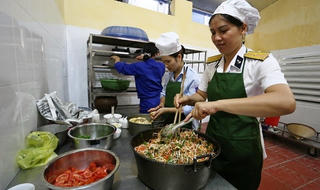Mỗi tháng, một bữa ăn phụ nữ tự quản