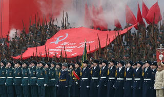 Sáng mãi ngọn lửa Cách mạng Tháng Mười Nga