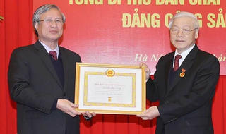 Tổng Bí thư Nguyễn Phú Trọng nhận  Huy hiệu 50 năm tuổi Đảng 