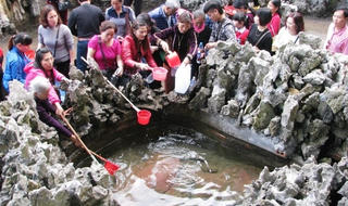 'Giếng tiên' thu hút hàng ngàn du khách nữ dịp tết