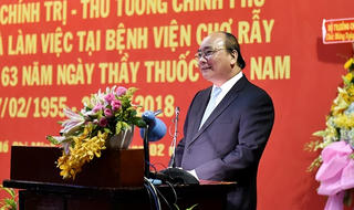 Thủ tướng tới thăm và nói chuyện với bác sĩ, nhân viên y tế tại Bệnh viện Chợ Rẫy 
