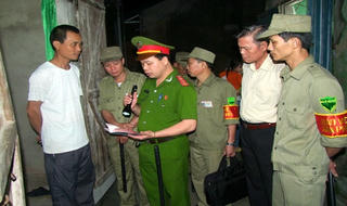 Cảnh sát khu vực kiểm tra cư trú vào ban đêm có đúng luật? 