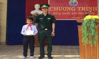 Người lính trẻ “cõng” chữ lên biên cương