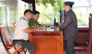 Gian nan trả lại tiền, tài sản, giấy tờ cho phạm nhân