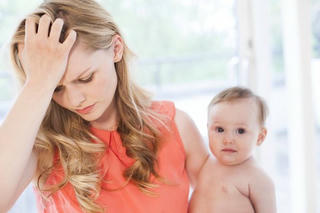 Mẹ mới sinh bị cư dân mạng 'bạo hành'