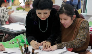 Nữ họa sĩ Văn Dương Thành dạy vẽ cho trẻ khuyết tật