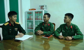 Binh nhì nhặt được của rơi  trả lại người mất