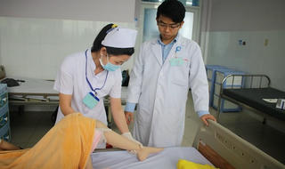 Rơi nước mắt trước hoàn cảnh của cô gái nghèo bị sốt bại liệt 