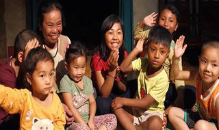Người mẹ tuyệt vời của đám trẻ mồ côi