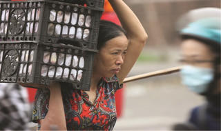 Giữ mẹ, giữ chị ở lại với xóm làng