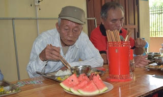 Cơm có thịt giá 5.000 đồng, người lao động nghèo mừng rớt nước mắt