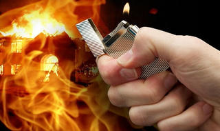 Nhân viên tạt xăng đốt giám đốc 