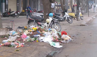 Rác thải lấn chiếm đường dân sinh giữa Thủ đô 
