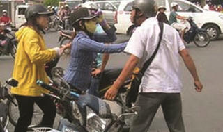 Ứng xử sau va chạm giao thông: Đừng để  “cả giận mất khôn”!