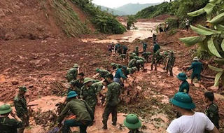 Mưa lũ chia cắt giao thông, phải tìm người mất tích bằng công cụ thô sơ