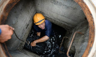 Xin lỗi người móc cống