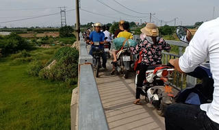 Người Hà Nội 'dở khóc, dở cười' với  cây cầu rộng 1,5m